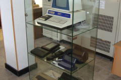67. Commodore PET 3 és egyéb eszközök üvegvitrinben